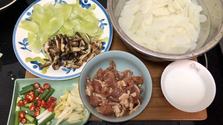 山药炒肉片➕莴笋香菇山药炒肉片,全部食材准备好