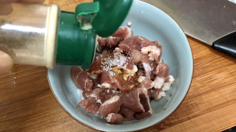 山药炒肉片➕莴笋香菇山药炒肉片,一点<a style='color:red;display:inline-block;' href='/shicai/ 134296'>白胡椒粉</a>,拌匀