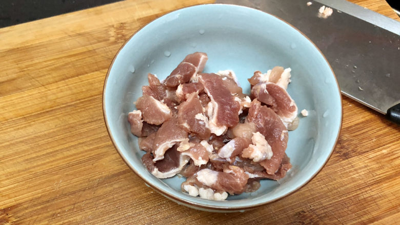山药炒肉片➕莴笋香菇山药炒肉片,先来把肉片腌上:猪腿肉清洗切片