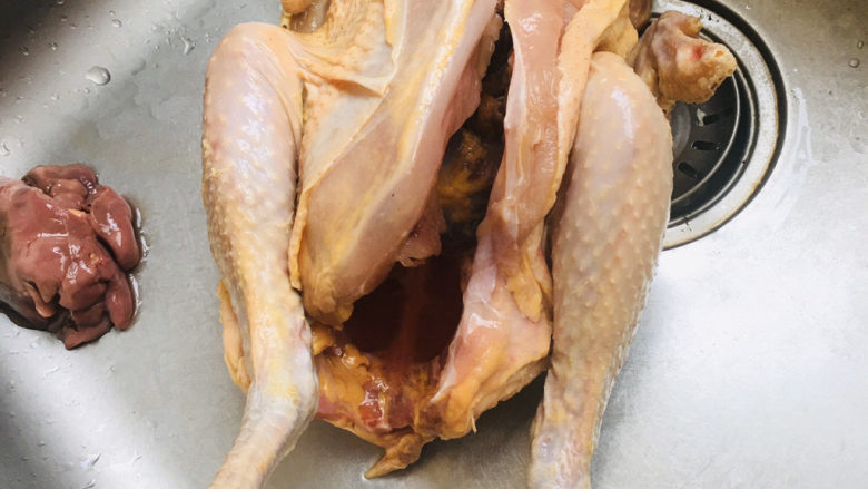 电饭煲煲鸡,材料:走地鸡一只