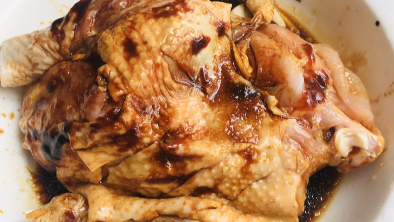 电饭煲煲鸡,把鸡均匀的涂抹上调料,给🐔来个大保健按摩