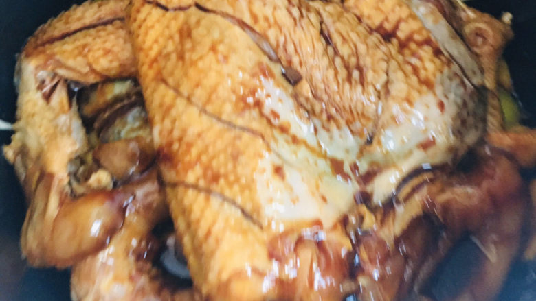 电饭煲煲鸡,记住把腌制鸡的调料也一起到入电饭煲中,按煮饭模式45分钟后就可以出锅