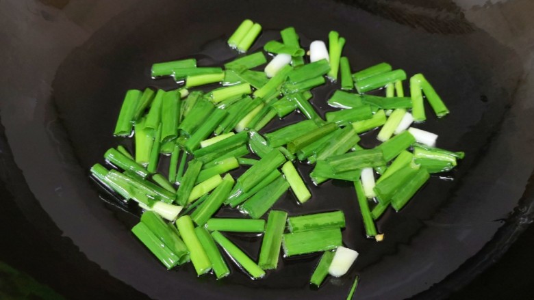 葱油蚕豆,炒锅内倒适量的食用油烧热，下入葱段小火炒香。