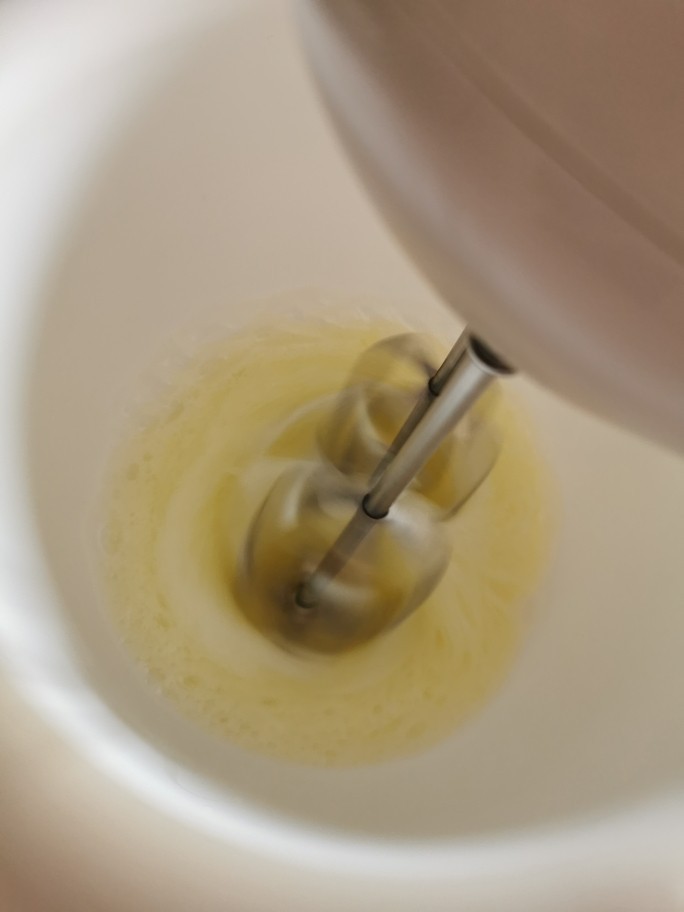 戚风蛋糕【低糖低脂,爱美女生的生日蛋糕】,用电动打蛋器低速把蛋清液打起泡,滴入几滴<a style='color:red;display:inline-block;' href='/shicai/ 919'>柠檬汁</a>;改用中迅继续打,开始出现打发现象就把余下的2/3细砂糖分三次倒入,边打边倒入砂糖,电动打蛋器转改用高速继续打。