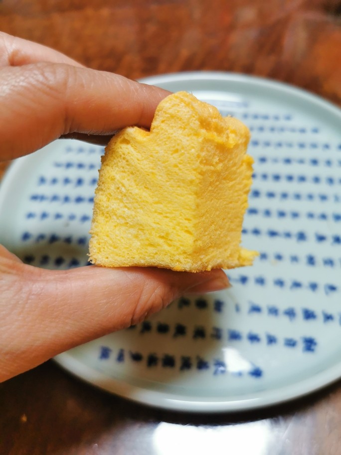戚风蛋糕【低糖低脂,爱美女生的生日蛋糕】,气孔细密,弹性好,不太干也不太湿。