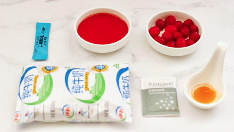自制蔓越莓冰酸奶(内附酸奶做法),首先备齐所有的食材,水果麦片忘记拍照了。