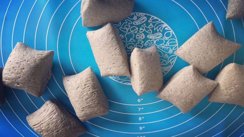 原创|燕麦定餐健身减脂薄饼,醒发好的燕麦面团均匀的分成50克小面团;