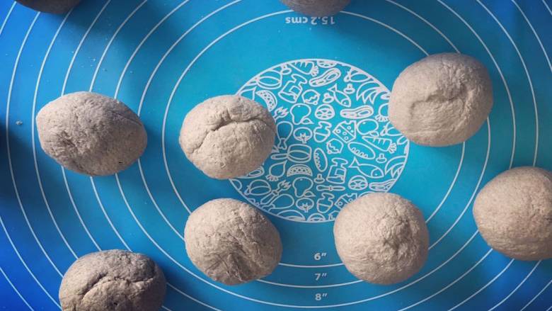 原创|燕麦定餐健身减脂薄饼,然后逐个搓成圆球形;