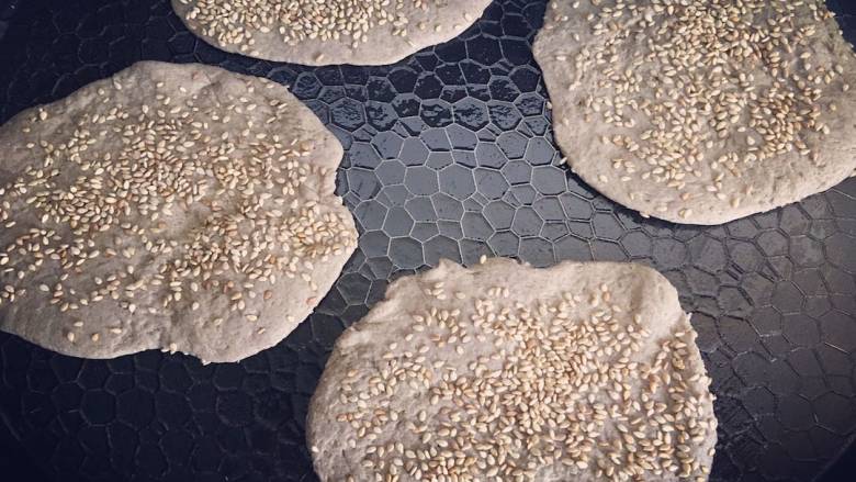 原创|燕麦定餐健身减脂薄饼,将饼胚逐个放入电饼铛;