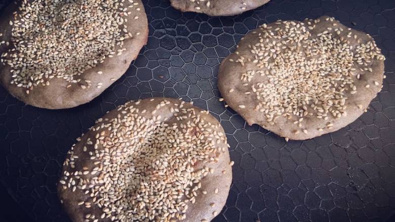 原创|燕麦定餐健身减脂薄饼,加热到燕麦薄饼边缘微黄,中间鼓包就差不多了;
