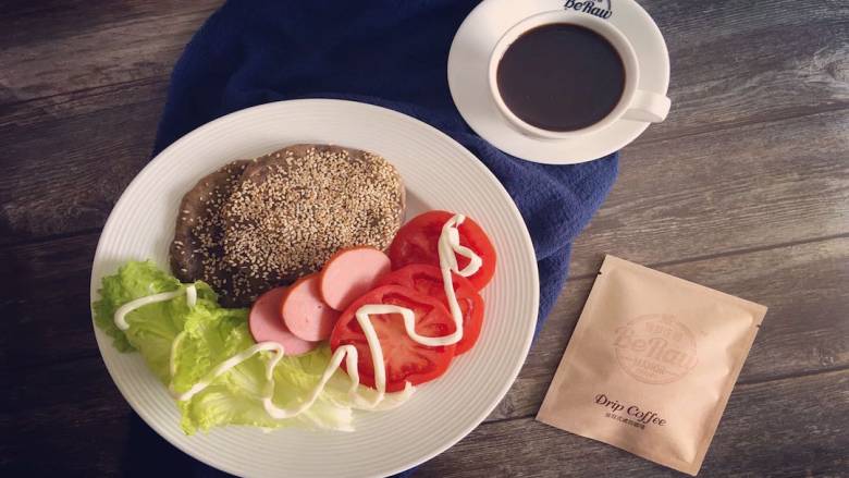 原创|燕麦定餐健身减脂薄饼,搭配上自己喜欢的蔬菜和肉类,燕麦薄饼+黑咖啡的简餐就做好了;