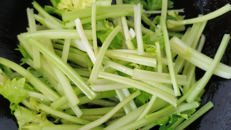 鱿鱼炒芹菜,放入芹菜翻炒