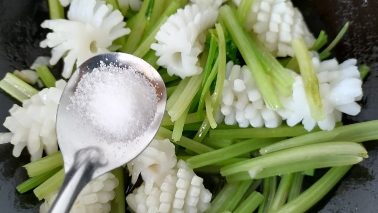 鱿鱼炒芹菜,加入一勺盐调味