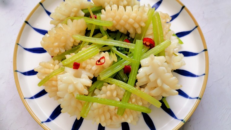 鱿鱼炒芹菜,装盘