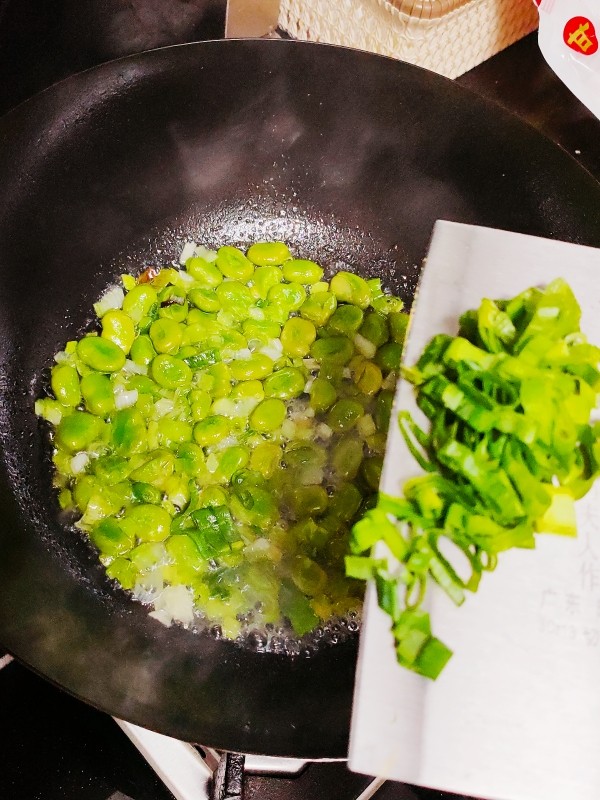 葱油蚕豆,煮至少量汤汁后再加入剩余葱花