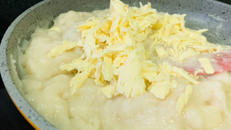 芸豆糕,带白砂糖充分融化,加入黄油;