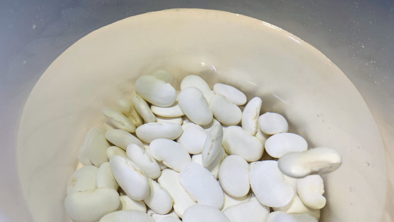 芸豆糕,泡在清水中,放冰箱冷藏;