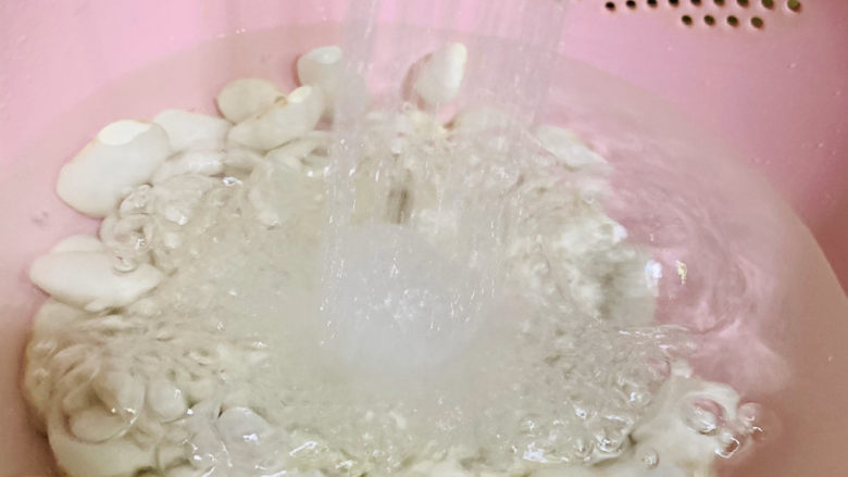芸豆糕,用水冲洗干净;