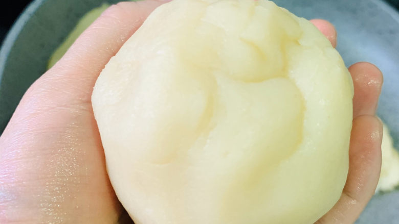 芸豆糕,不怎么烫手,就可以做造型,先取一团,稍微捏圆;