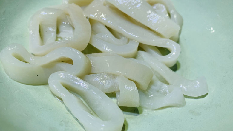 黄金鱿鱼圈,解冻,洗净;