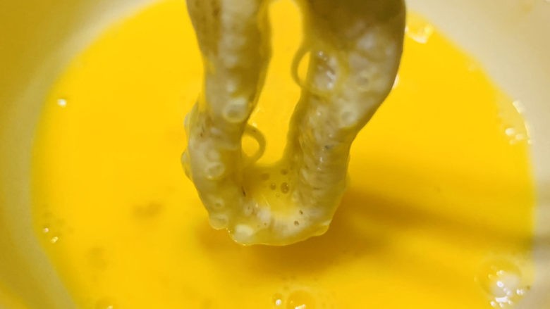 黄金鱿鱼圈,再沾蛋液;