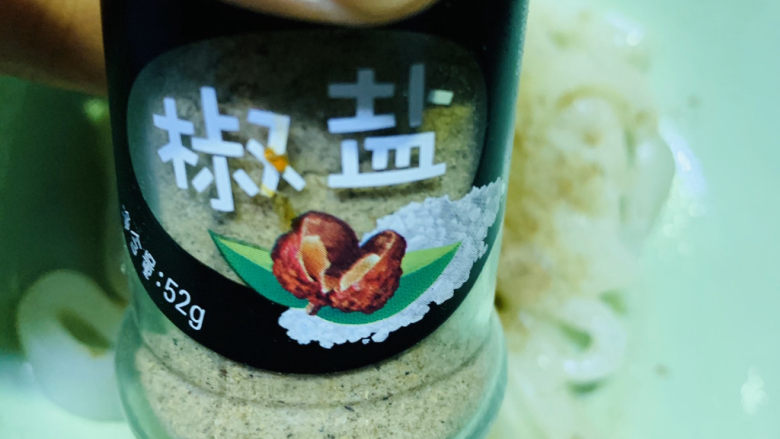 黄金鱿鱼圈,加<a style='color:red;display:inline-block;' href='/shicai/ 704'>椒盐</a>;