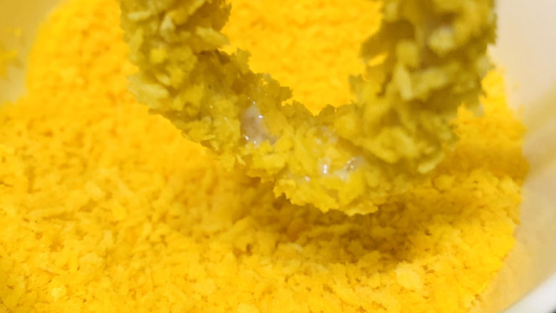 黄金鱿鱼圈,最后沾面包糠;