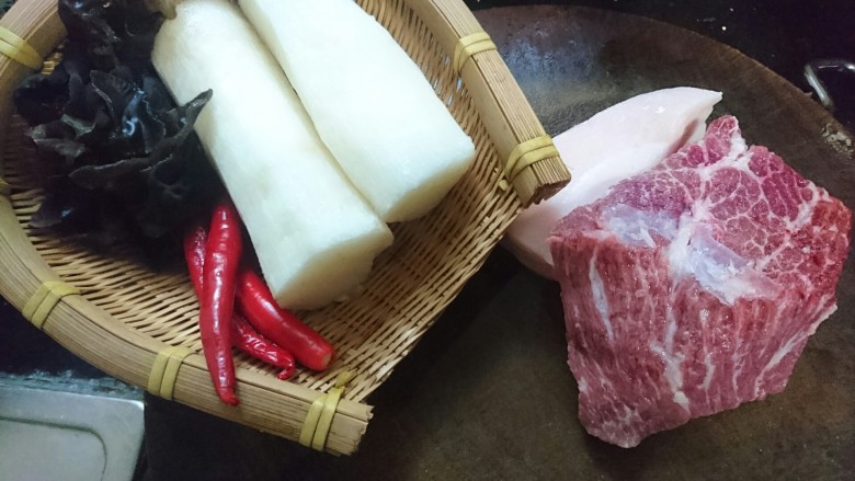 山药炒肉片,将所须食材洗净,<a style='color:red;display:inline-block;' href='/shicai/ 28'>山药</a>去皮
