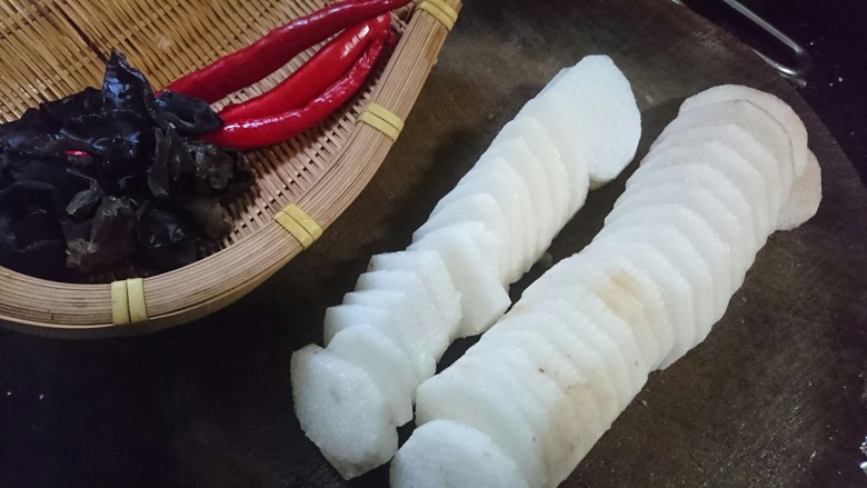山药炒肉片,去皮后的山药切成相对厚一点的片