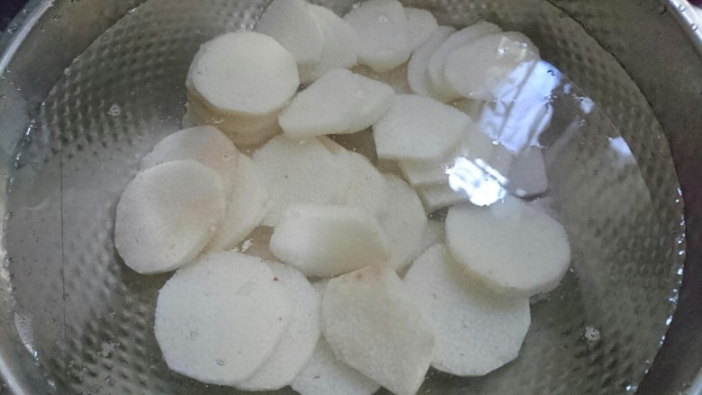 山药炒肉片,切好的山药泡水避免变色