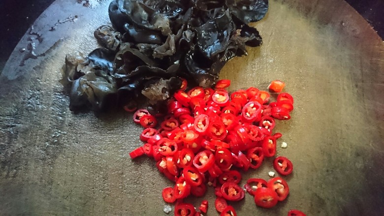 山药炒肉片,红线椒切圈,<a style='color:red;display:inline-block;' href='/shicai/ 233'>木耳</a>切片