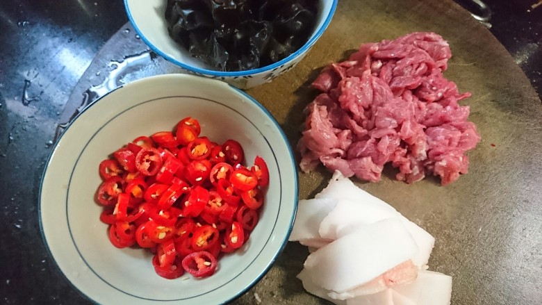 山药炒肉片,<a style='color:red;display:inline-block;' href='/shicai/ 965'>前腿肉</a>的肥肉切大片,瘦肉切小片