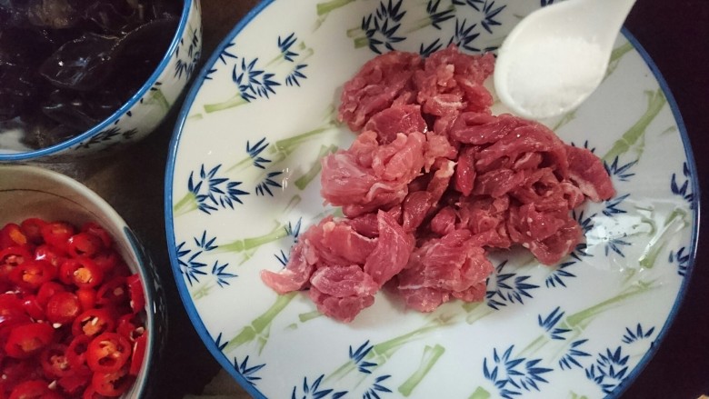 山药炒肉片,小半勺盐