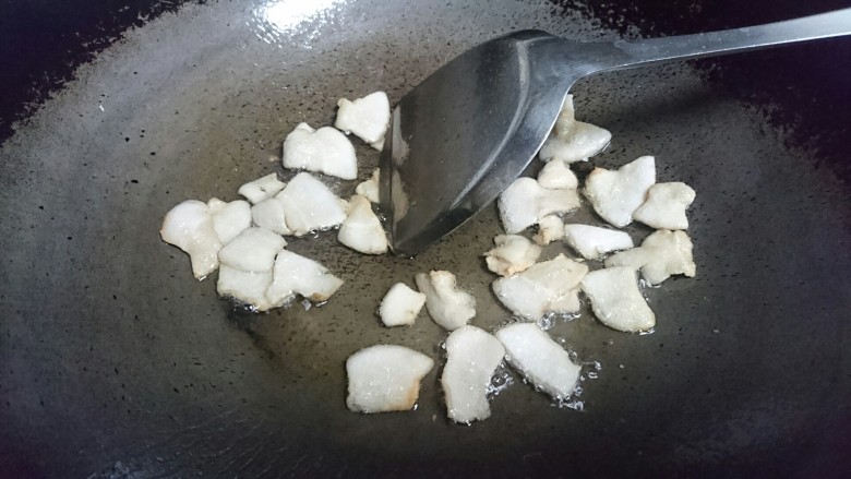 山药炒肉片,大火起锅,少许玉米油,先将肥肉煎出油