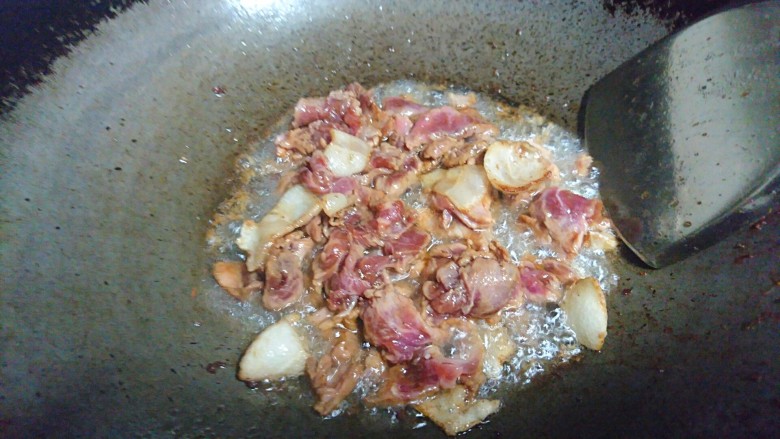 山药炒肉片,肥肉微微焦黄后入肉片快速翻炒