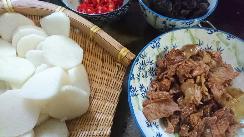 山药炒肉片,肉片变色后出锅备用