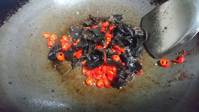 山药炒肉片,再入木耳一起翻炒