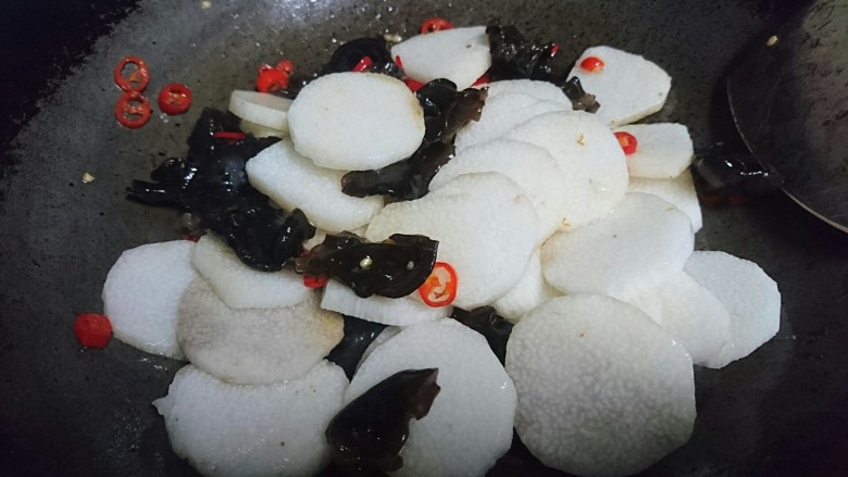 山药炒肉片,再加入沥水过的山药