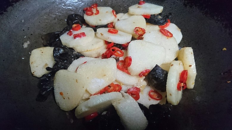山药炒肉片,少许食调味