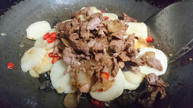 山药炒肉片,再倒入之前炒至半熟的肉片