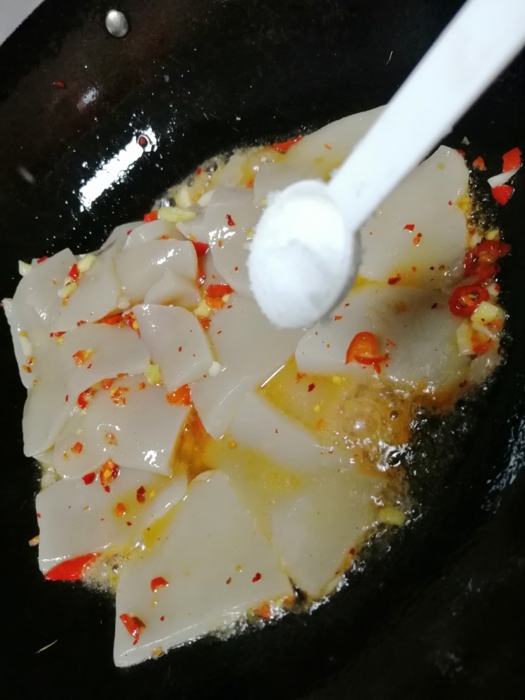 香辣魔芋,加一勺盐,继续翻炒