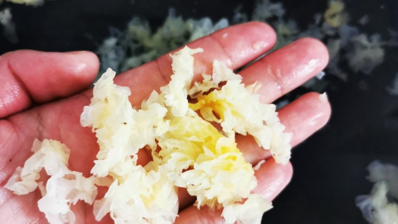 银耳羹,用手撕成小朵,在泡发30分钟