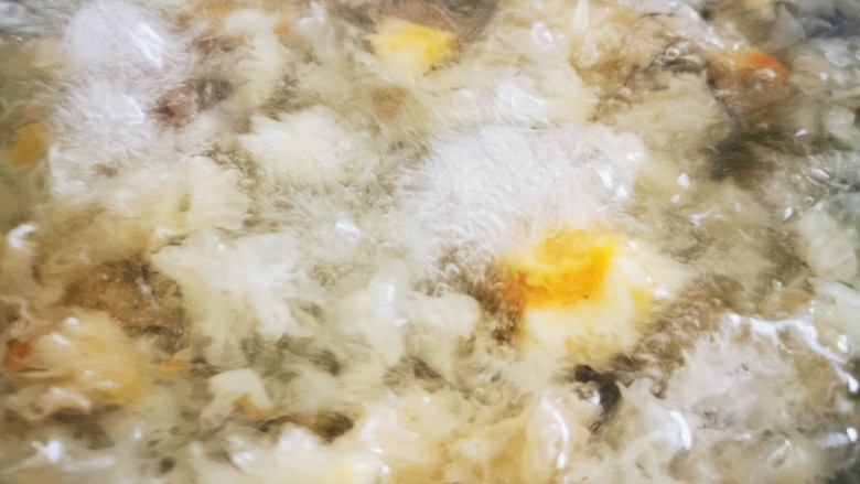 银耳羹,丰富的泡沫,已经开始出胶