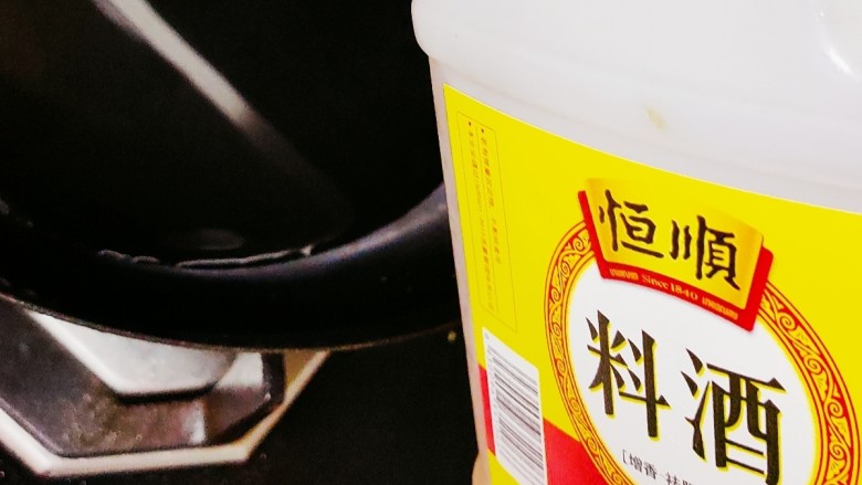 麻辣花蛤,锅中加水,倒入<a style='color:red;display:inline-block;' href='/shicai/ 718'>料酒</a>