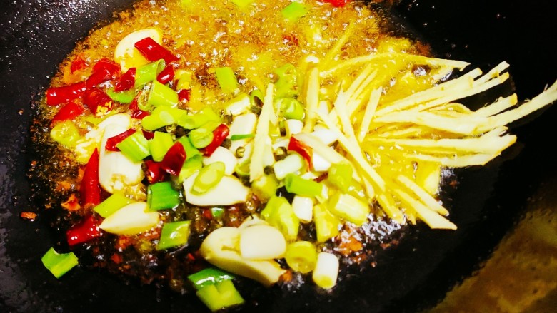 麻辣花蛤,加入爆香材料,继续翻炒