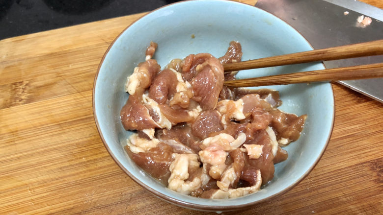山药炒肉片➕莴笋香菇山药炒肉片,处理好的肉片,放在一旁腌制10分钟