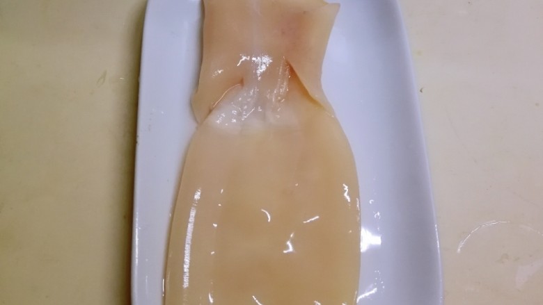 黄金鱿鱼圈,将内脏清理干净 撕掉皮 清洗干净