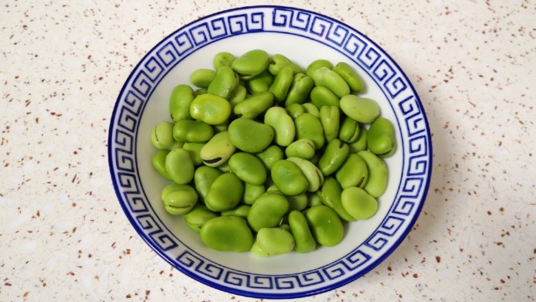 油焖蚕豆,蚕豆剥皮取出蚕豆粒。