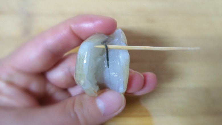 油焖蚕豆,从背部切开挑出虾线,冲洗干净备用。