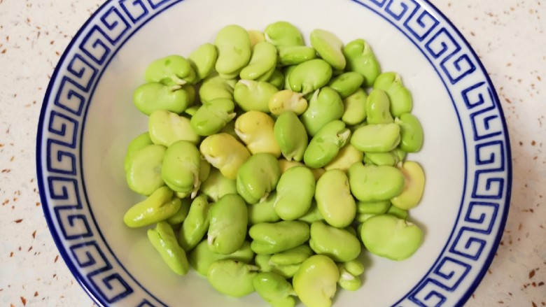 油焖蚕豆,再剥掉蚕豆粒上面的一层皮(如果蚕豆很嫩可以忽略这一步),冲洗一下备用。